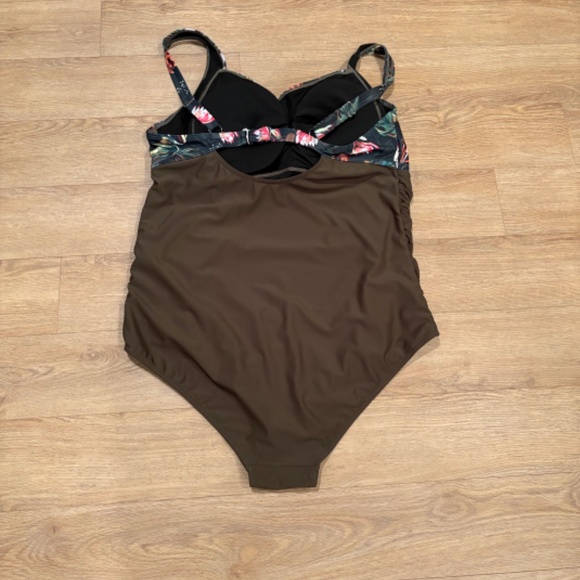 Women’s Plus Size Tummy Control One Piece Bathing Suit - Picture 3 of 4